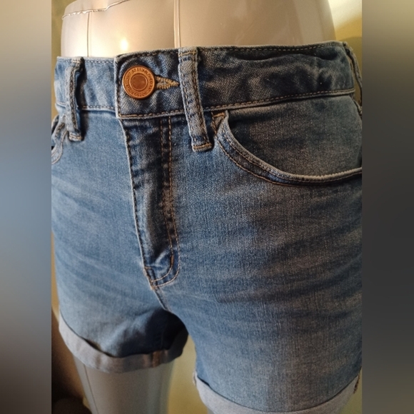 A SO Blue Jean Shorts Cuffed Hem - Picture 3 of 7
